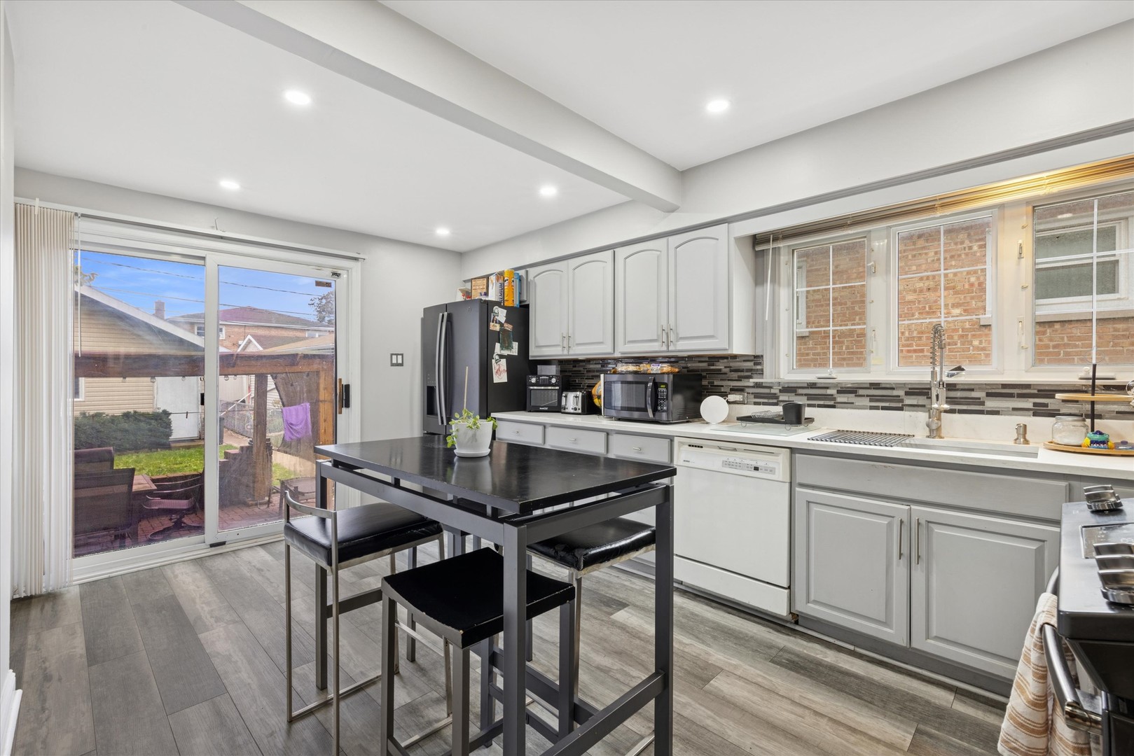 7211 W 58th Place, Summit, IL 60501