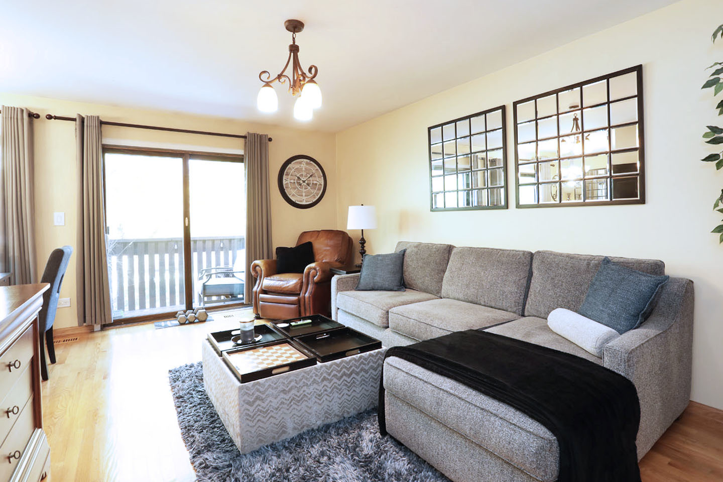 676 W Cross Creek Drive #B2, Roselle, IL 60172