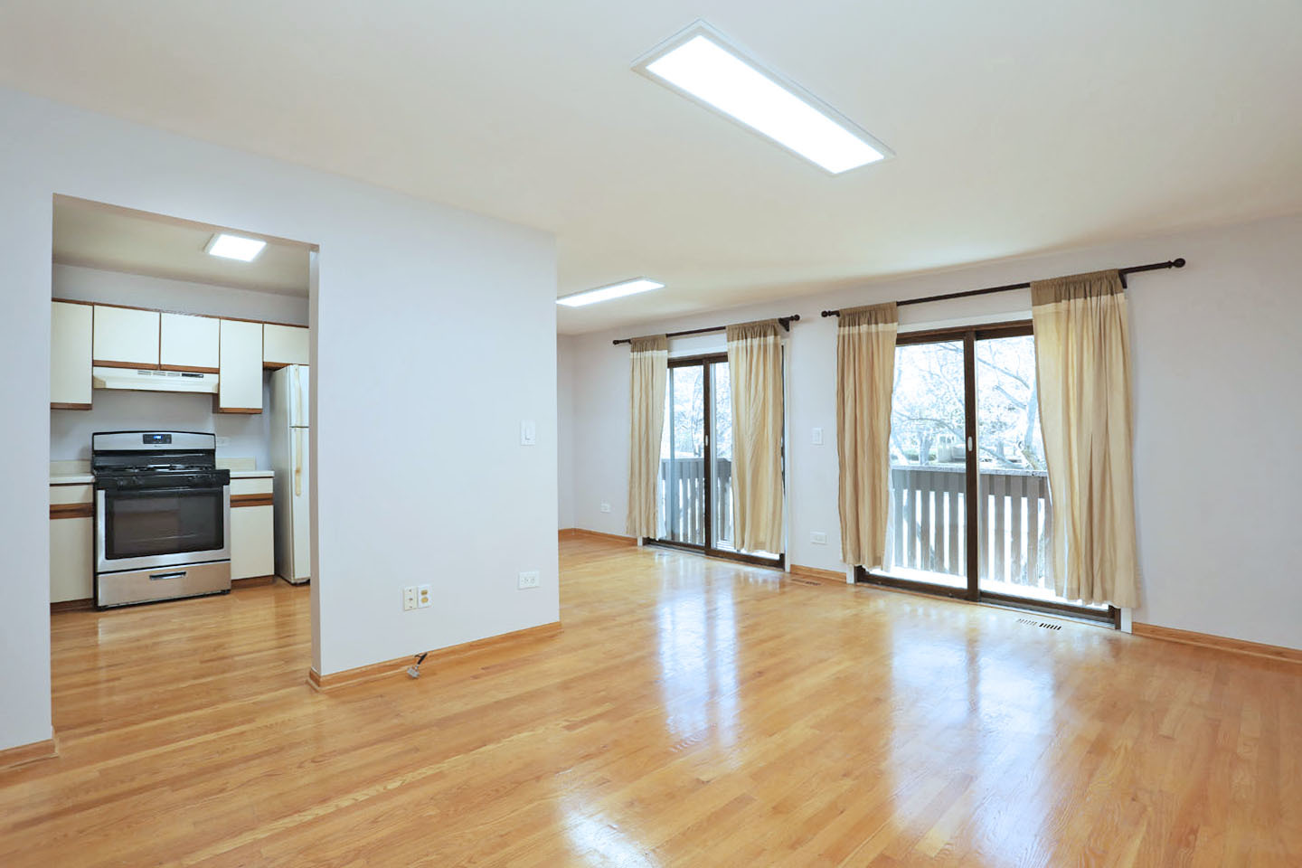 676 W Cross Creek Drive #B2, Roselle, IL 60172