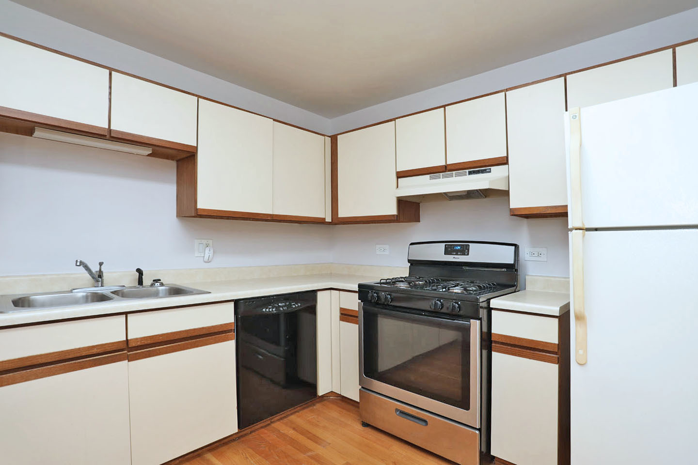 676 W Cross Creek Drive #B2, Roselle, IL 60172