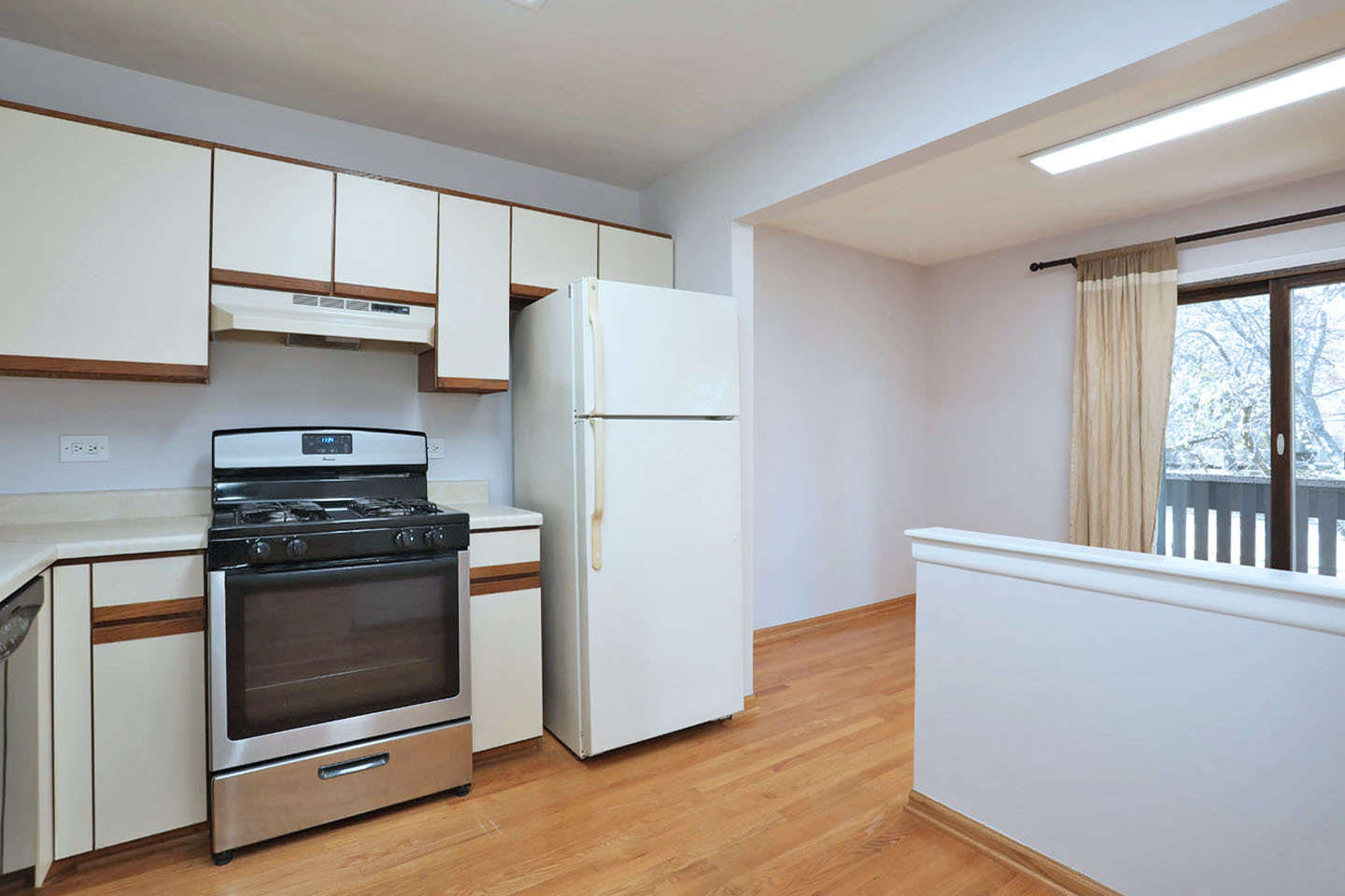 676 W Cross Creek Drive #B2, Roselle, IL 60172