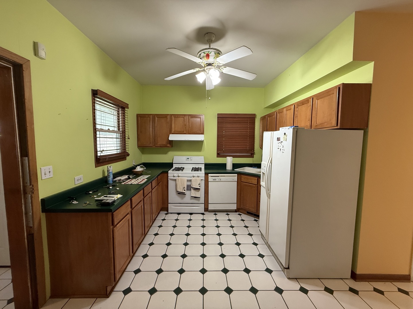 4844 W MONTROSE Avenue, Chicago, IL 60641