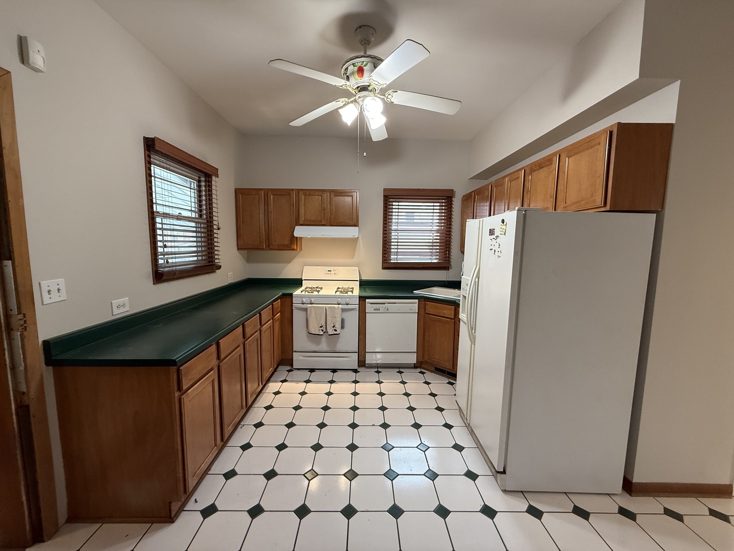 4844 W MONTROSE Avenue, Chicago, IL 60641