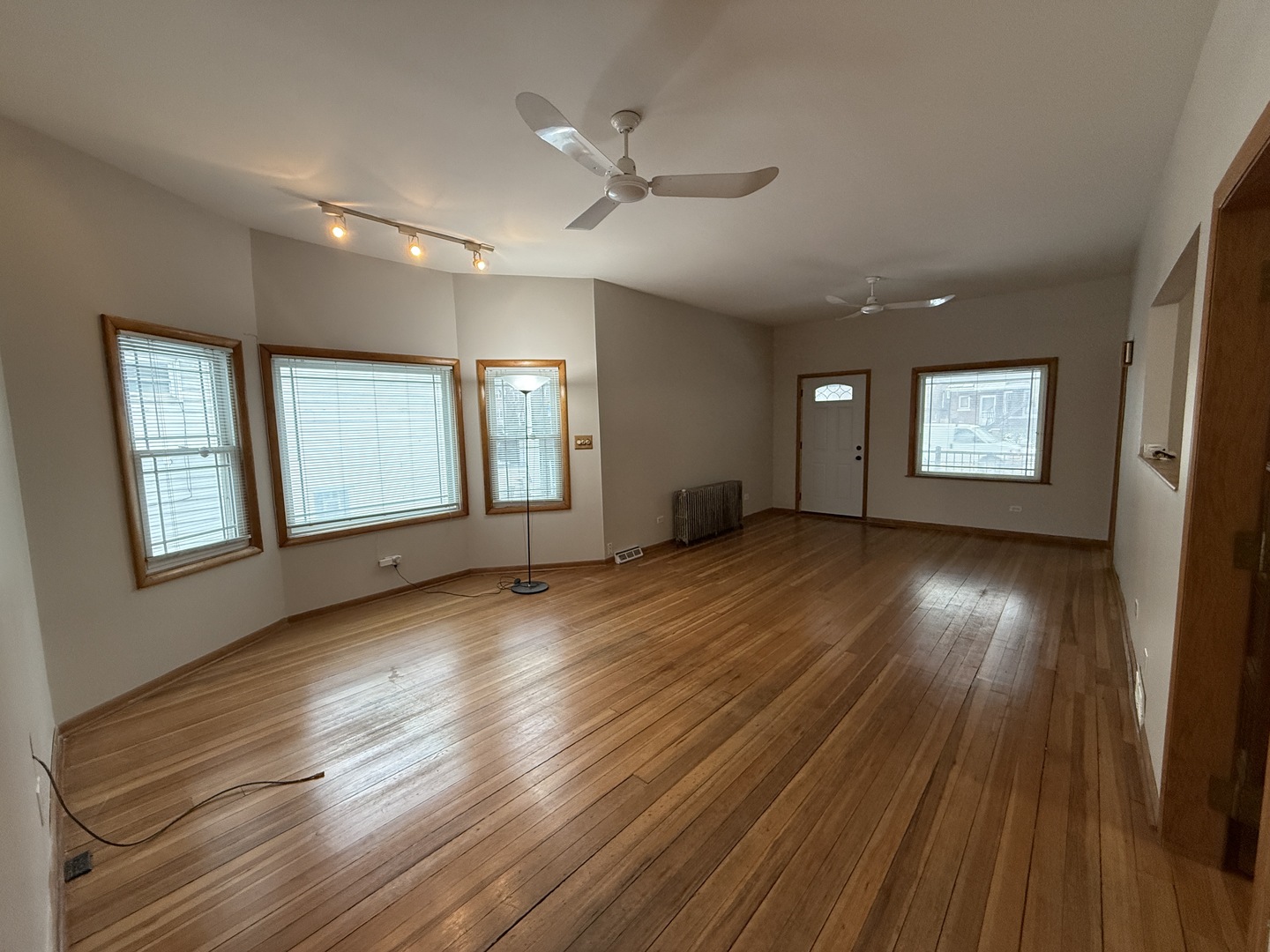 4844 W MONTROSE Avenue, Chicago, IL 60641