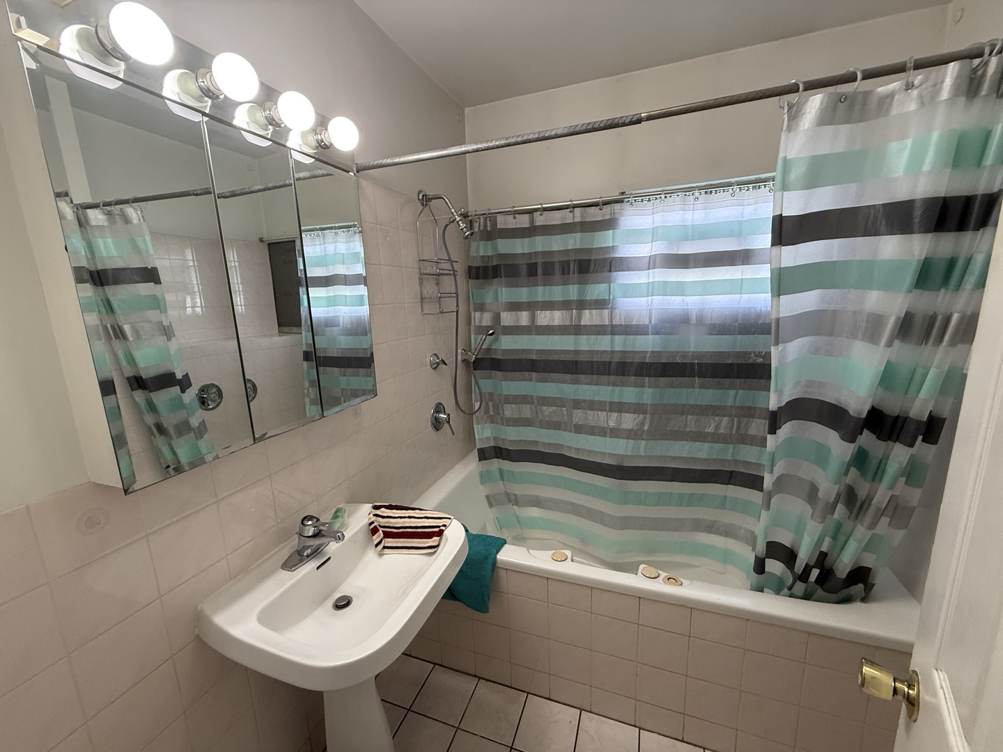 4844 W MONTROSE Avenue, Chicago, IL 60641