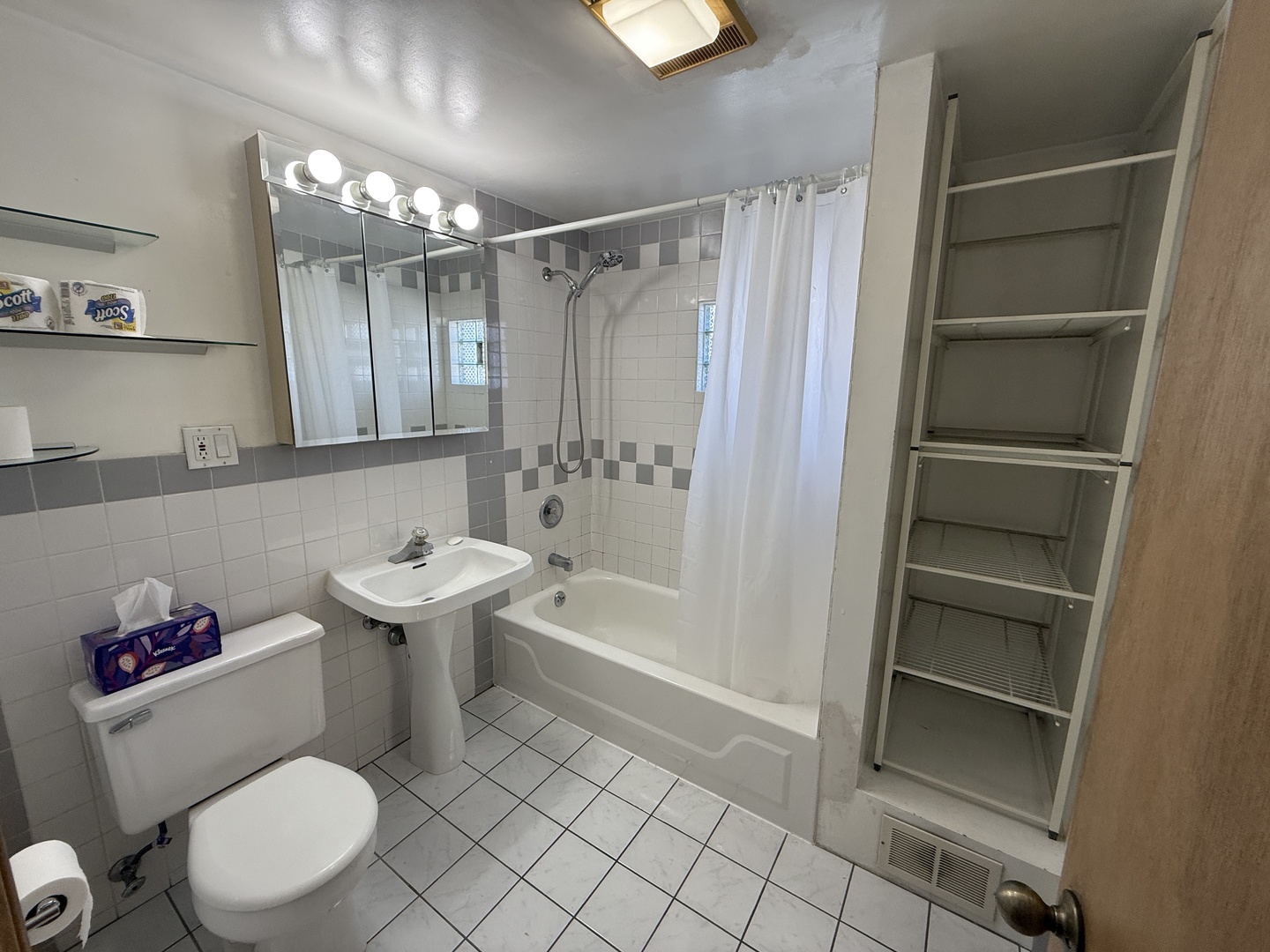 4844 W MONTROSE Avenue, Chicago, IL 60641