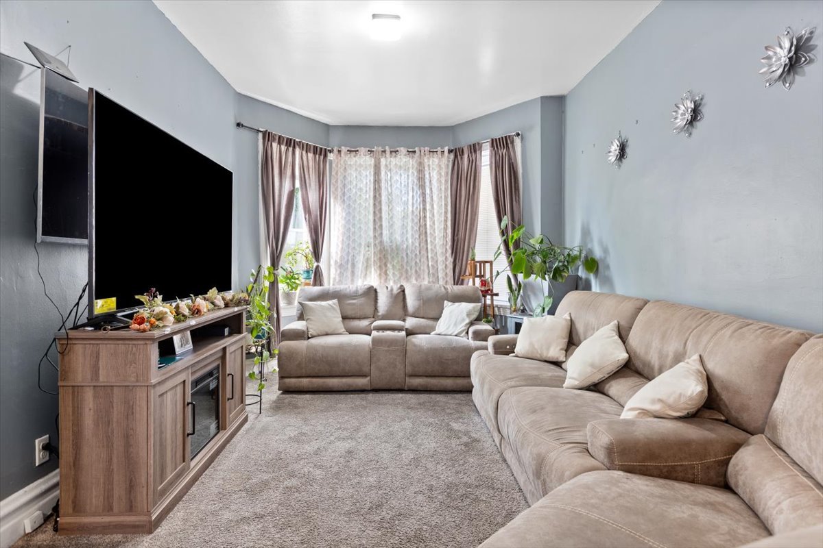 3911 N Kedzie Avenue, Chicago, IL 60618