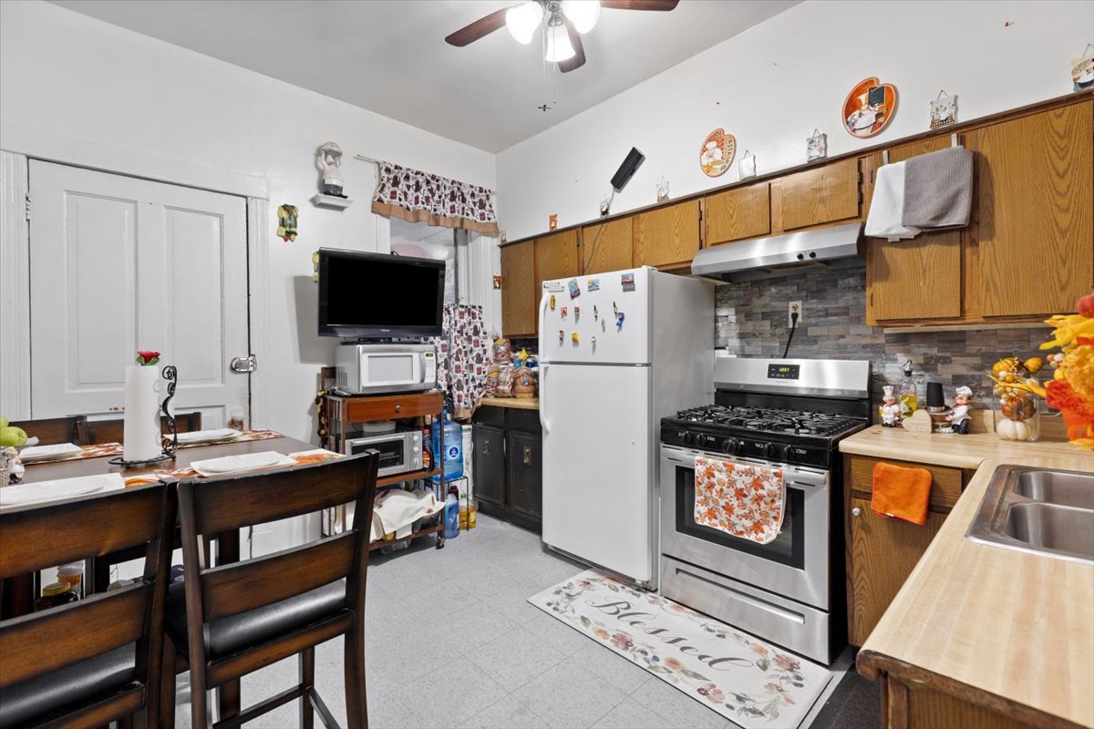 3911 N Kedzie Avenue, Chicago, IL 60618