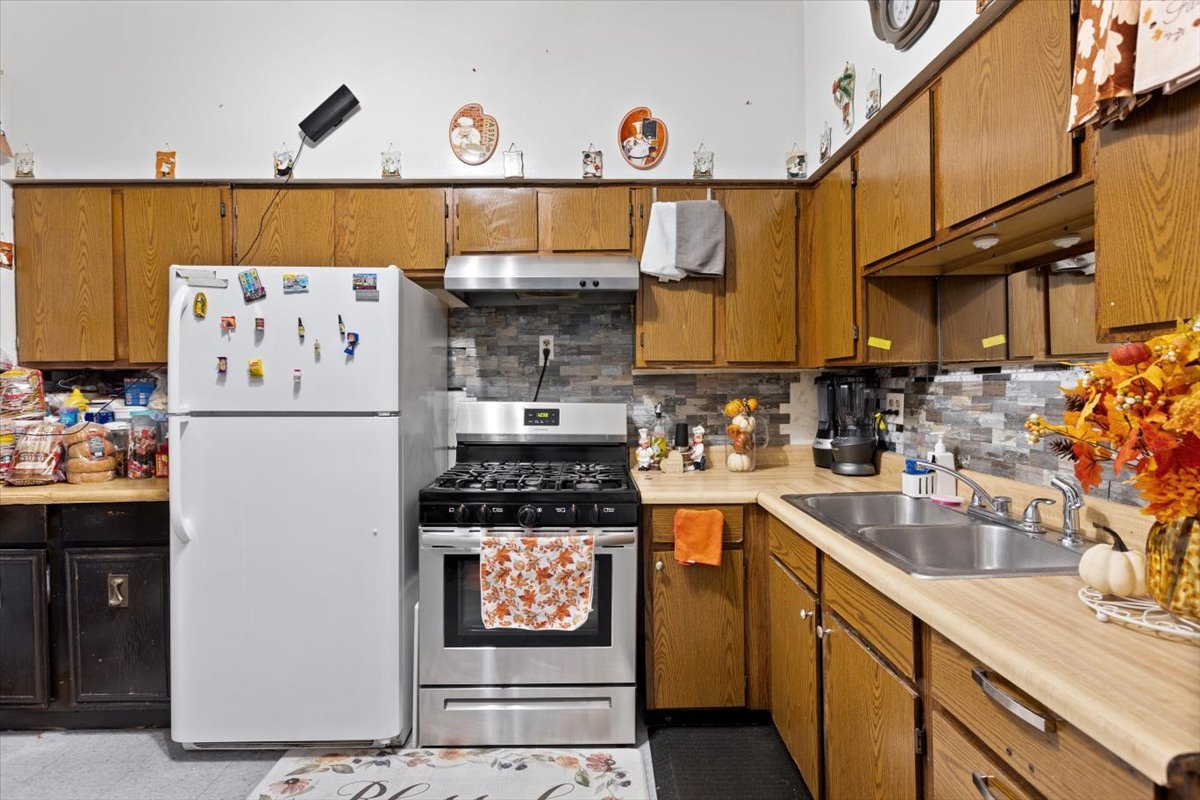 3911 N Kedzie Avenue, Chicago, IL 60618