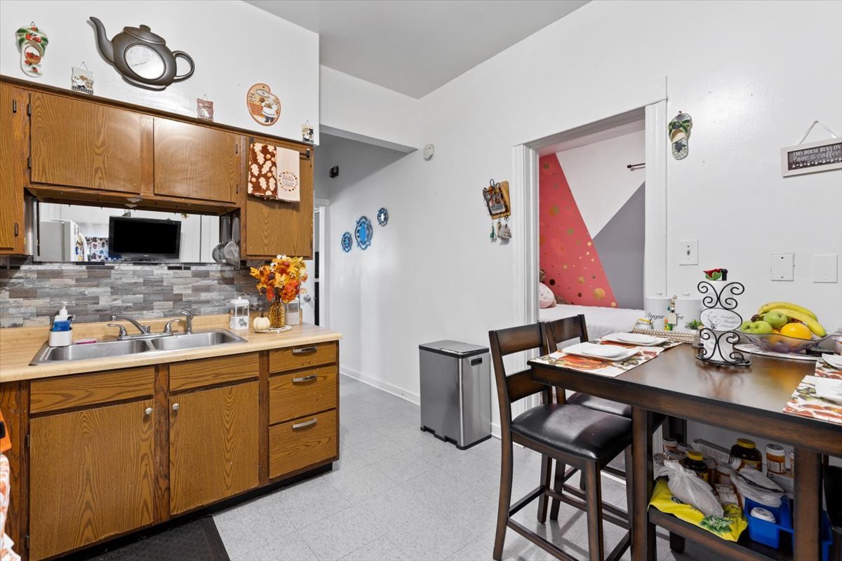 3911 N Kedzie Avenue, Chicago, IL 60618