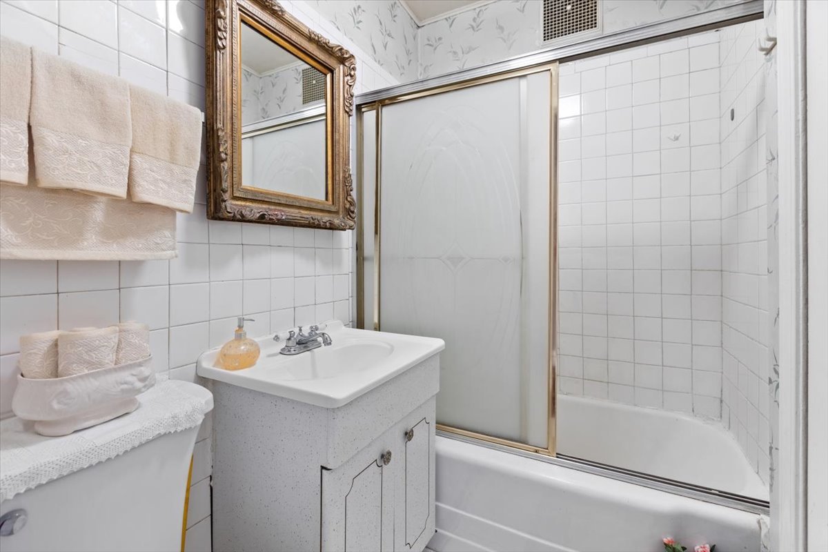 3911 N Kedzie Avenue, Chicago, IL 60618