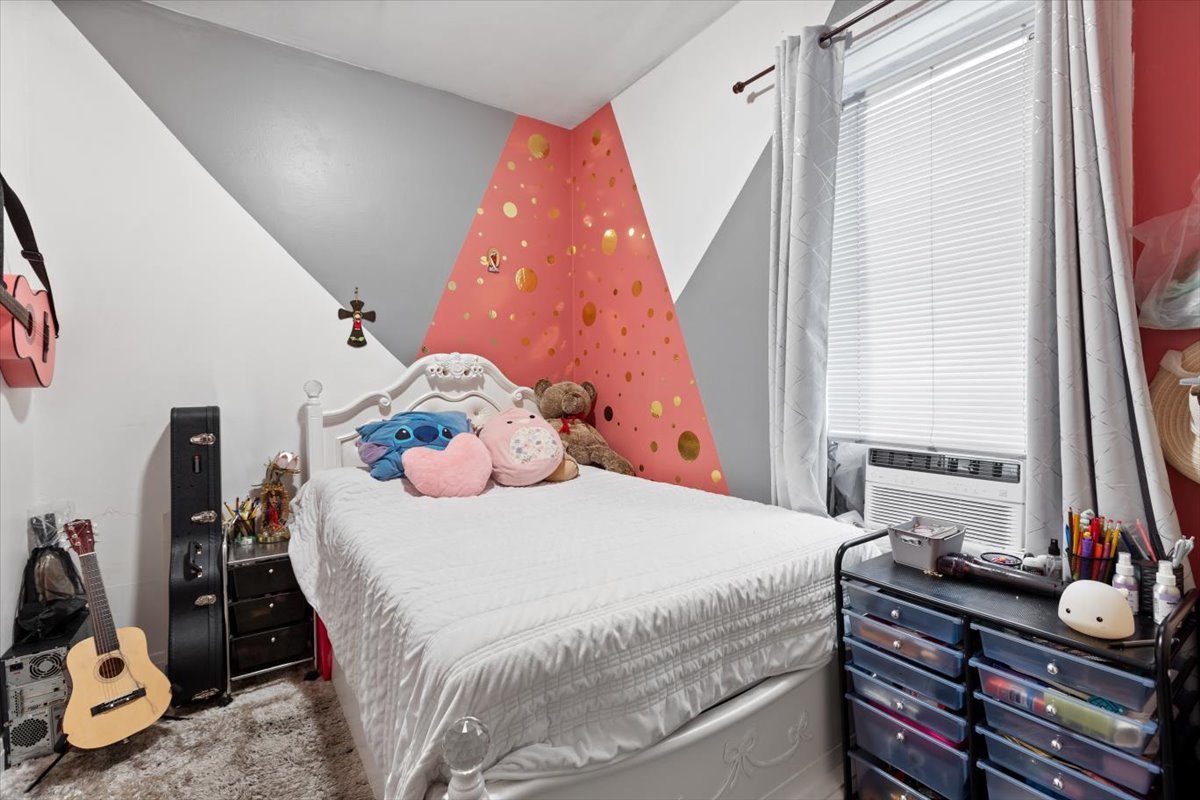 3911 N Kedzie Avenue, Chicago, IL 60618