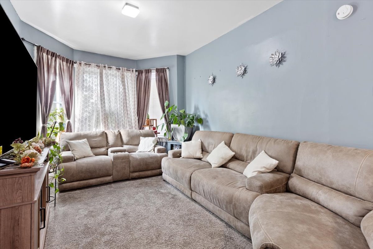 3911 N Kedzie Avenue, Chicago, IL 60618