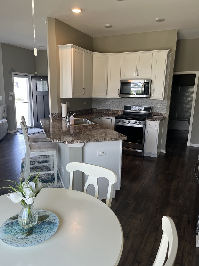 1732 Southern Circle #1732, Pingree Grove, IL 60140