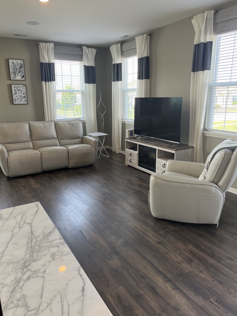 1732 Southern Circle #1732, Pingree Grove, IL 60140