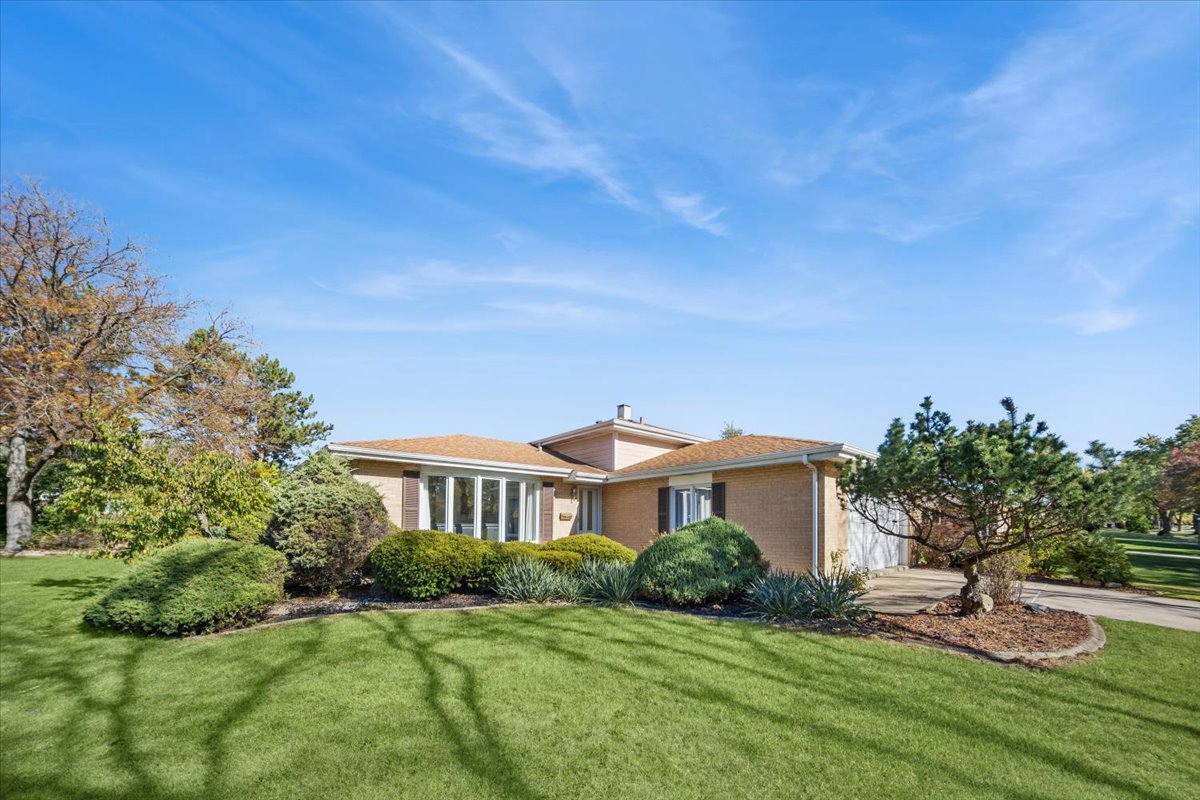 1614 Holly Avenue, Darien, IL 60561