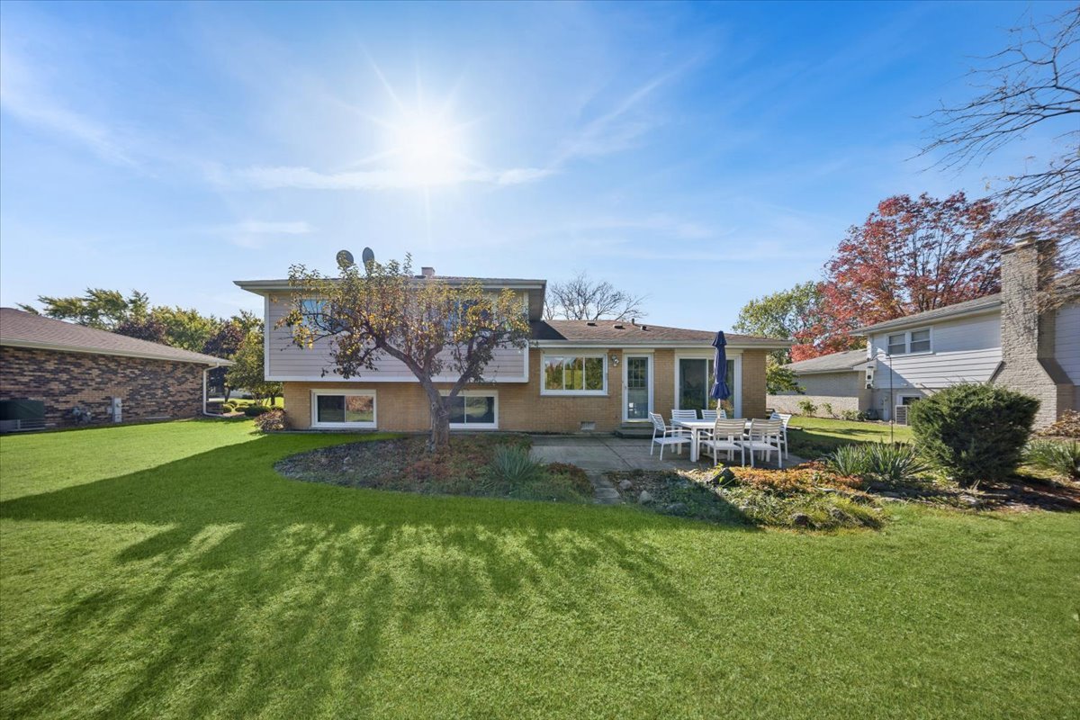 1614 Holly Avenue, Darien, IL 60561