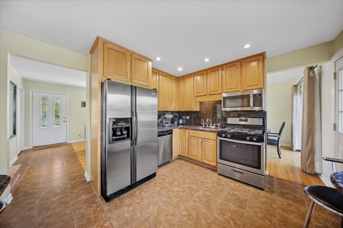 1614 Holly Avenue, Darien, IL 60561