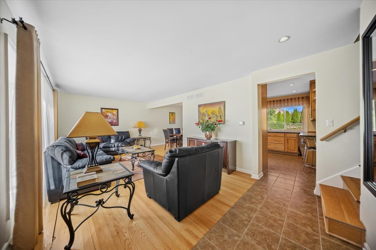 1614 Holly Avenue, Darien, IL 60561