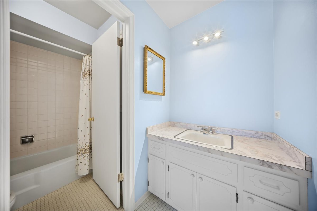 1614 Holly Avenue, Darien, IL 60561