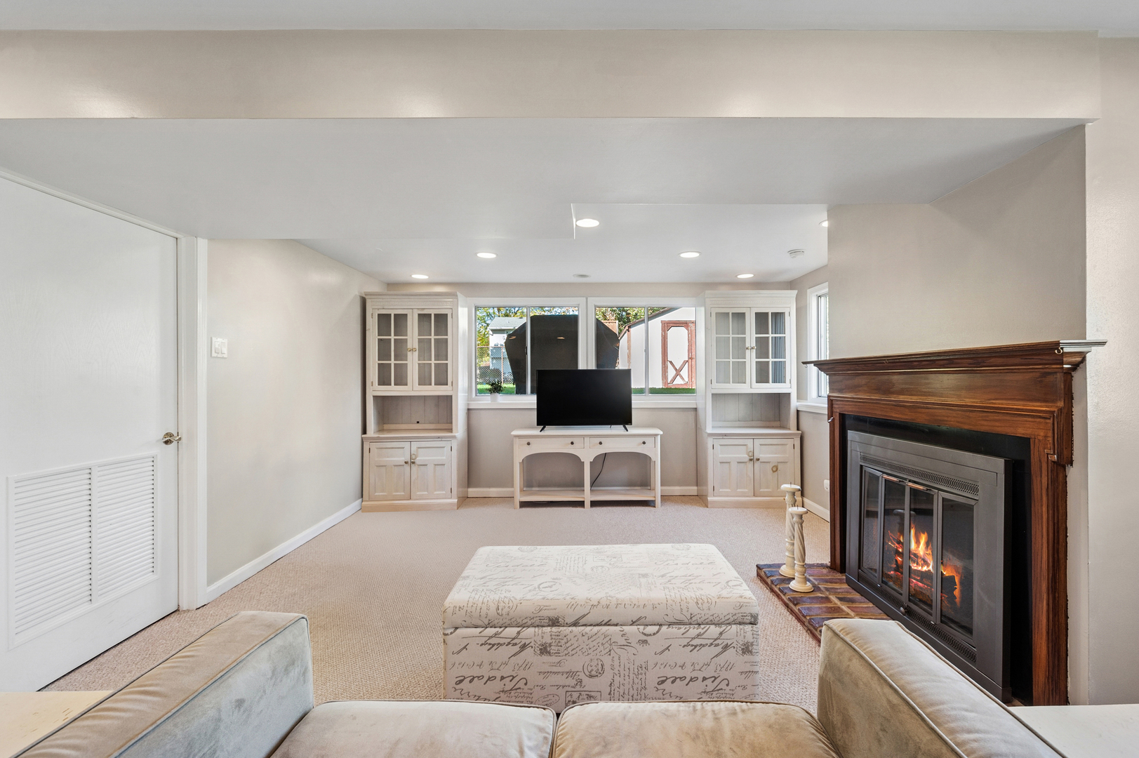 700 Country Lane, Roselle, IL 60172