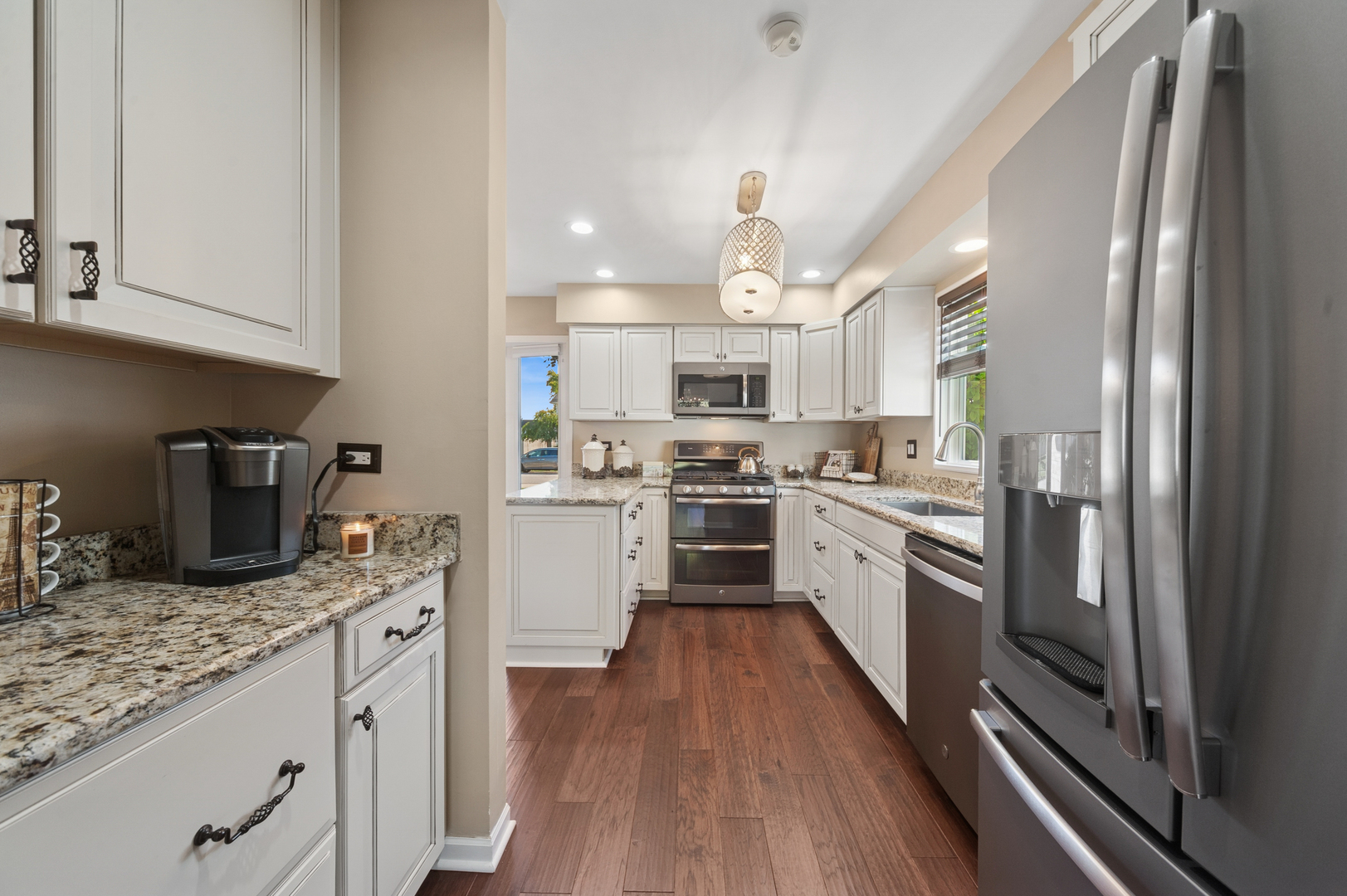 700 Country Lane, Roselle, IL 60172