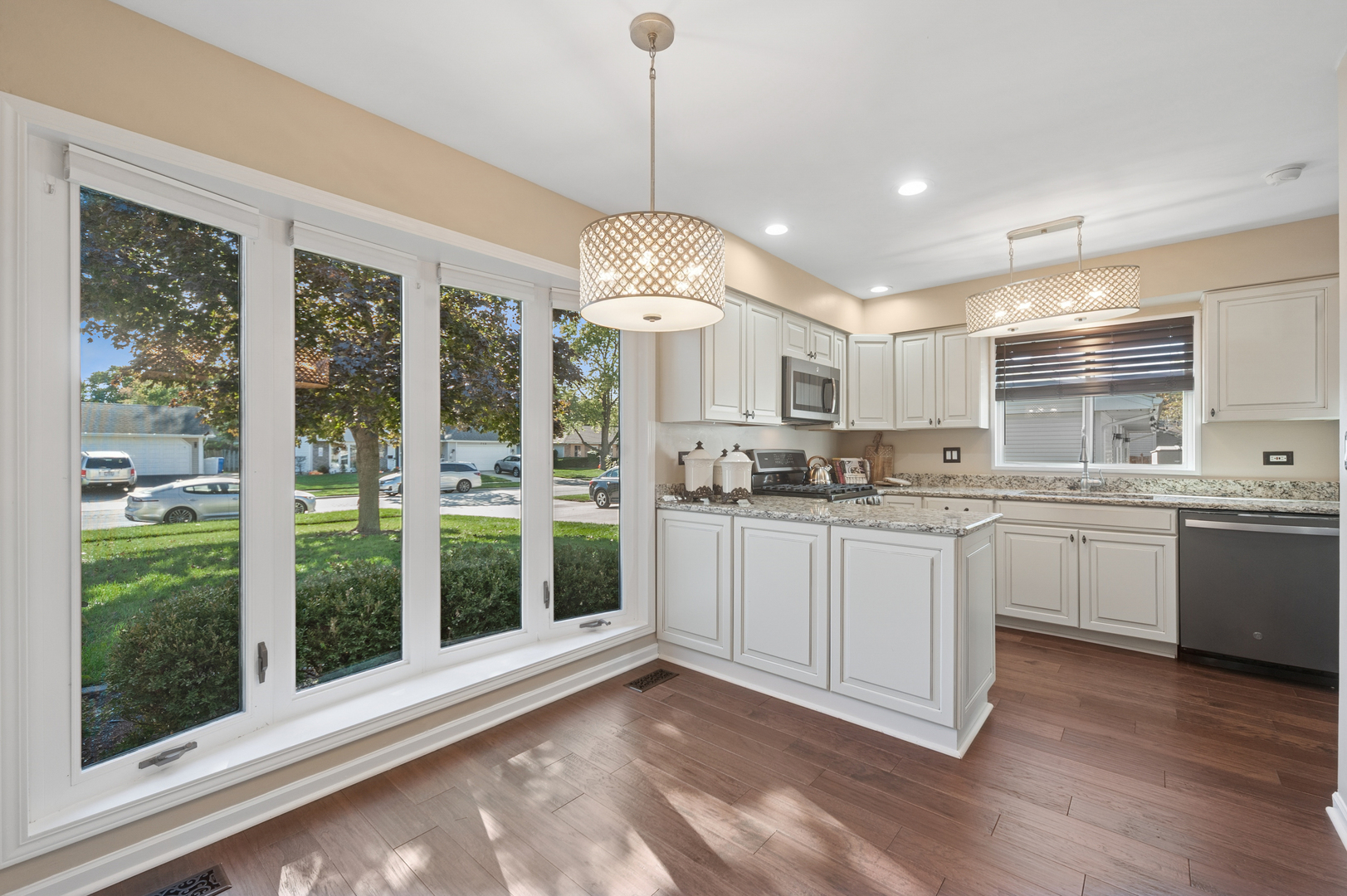 700 Country Lane, Roselle, IL 60172