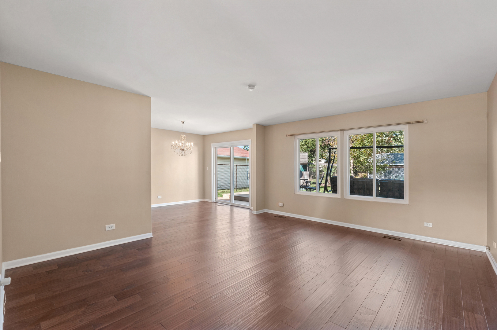 700 Country Lane, Roselle, IL 60172