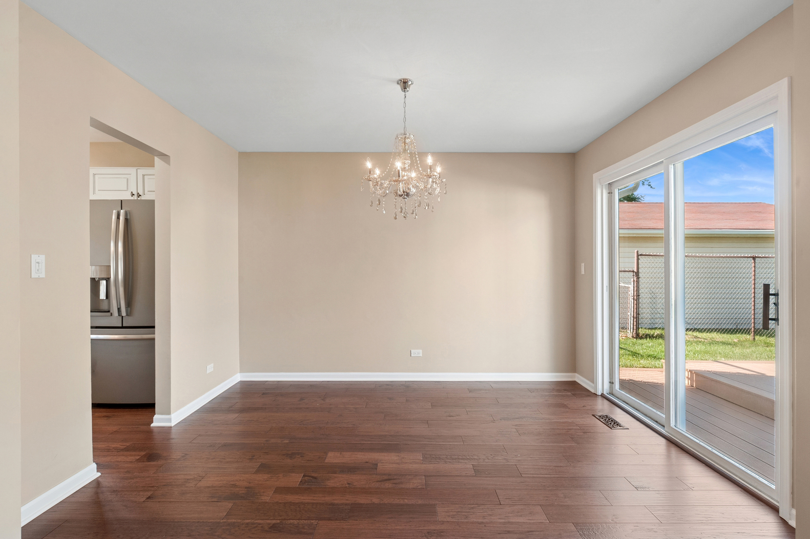 700 Country Lane, Roselle, IL 60172