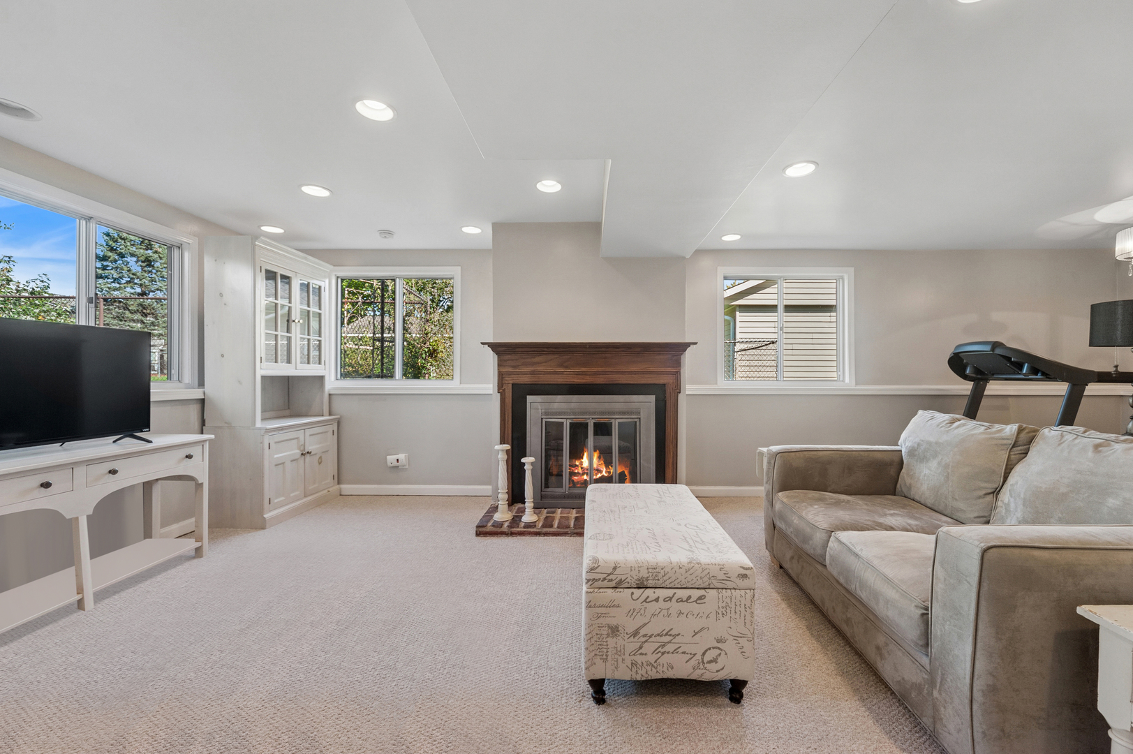 700 Country Lane, Roselle, IL 60172