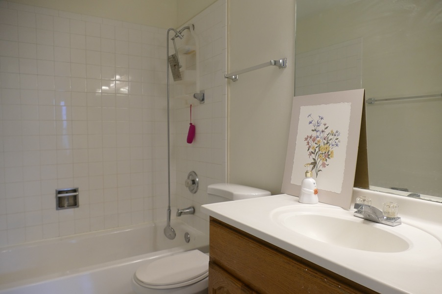 1076 CRESTWOOD Lane, Bolingbrook, IL 60440