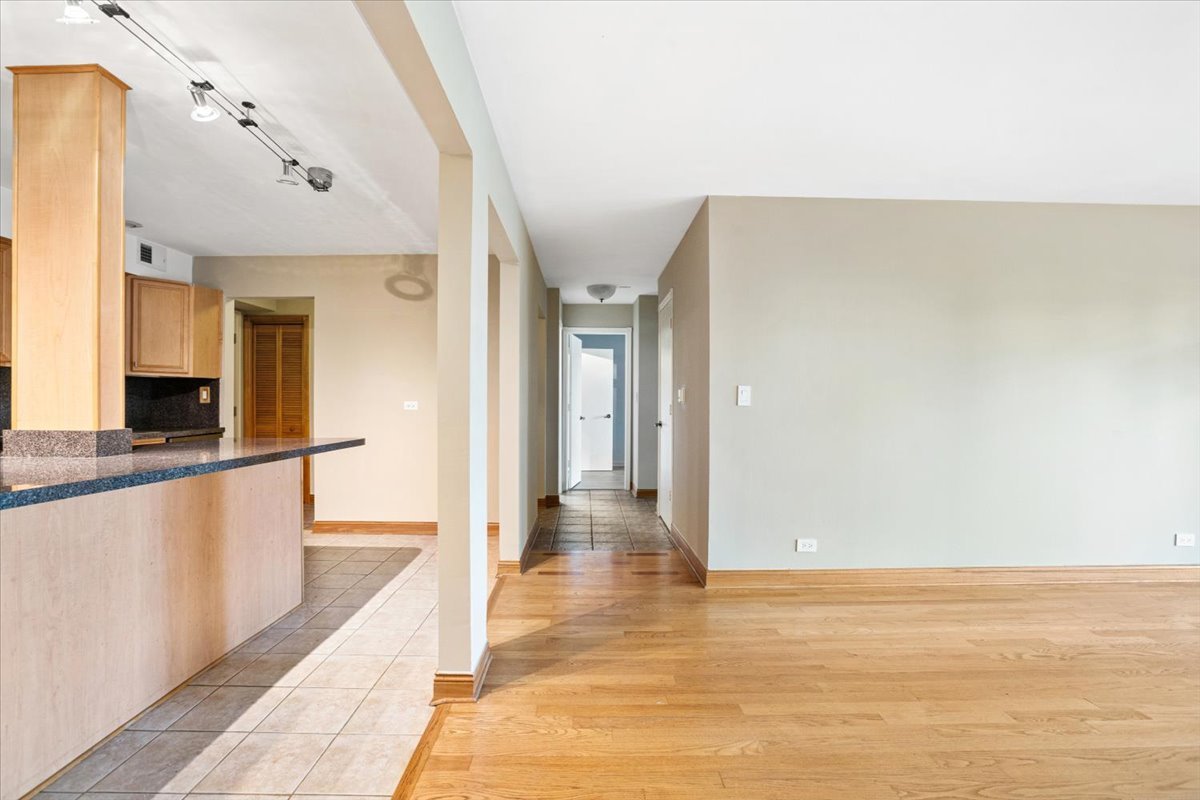 5200 CARRIAGEWAY Drive #218, Rolling Meadows, IL 60008