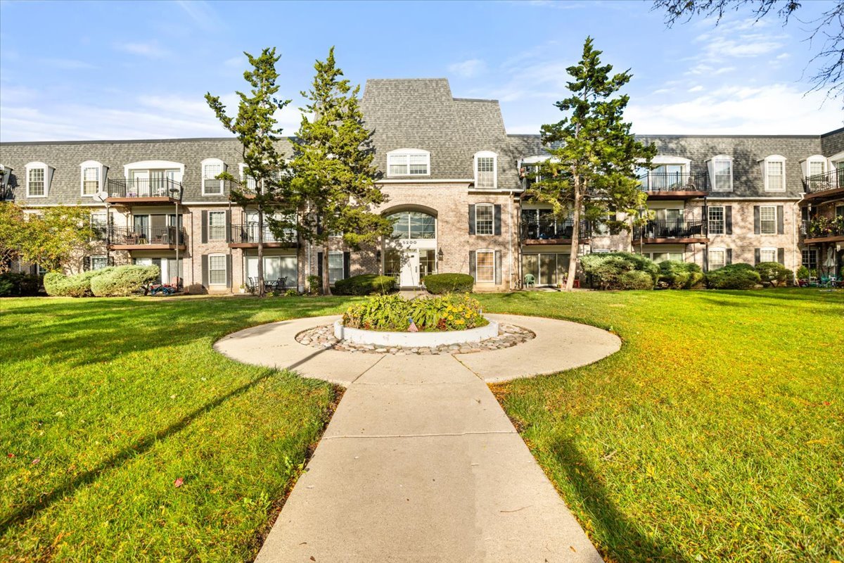 5200 CARRIAGEWAY Drive #218, Rolling Meadows, IL 60008
