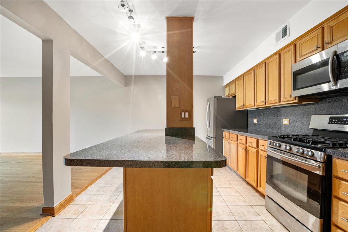 5200 CARRIAGEWAY Drive #218, Rolling Meadows, IL 60008