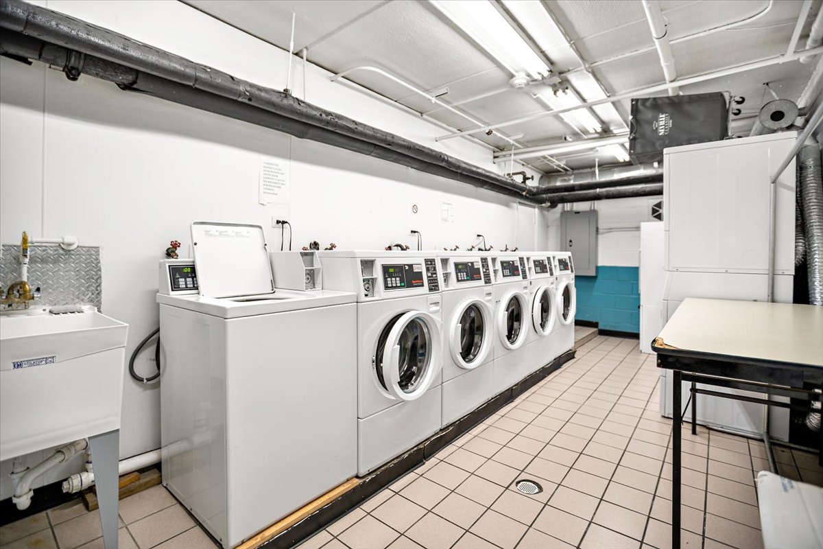 5200 CARRIAGEWAY Drive #218, Rolling Meadows, IL 60008