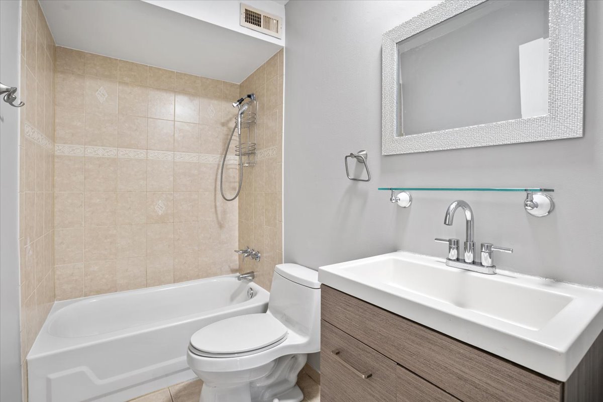 5200 CARRIAGEWAY Drive #218, Rolling Meadows, IL 60008