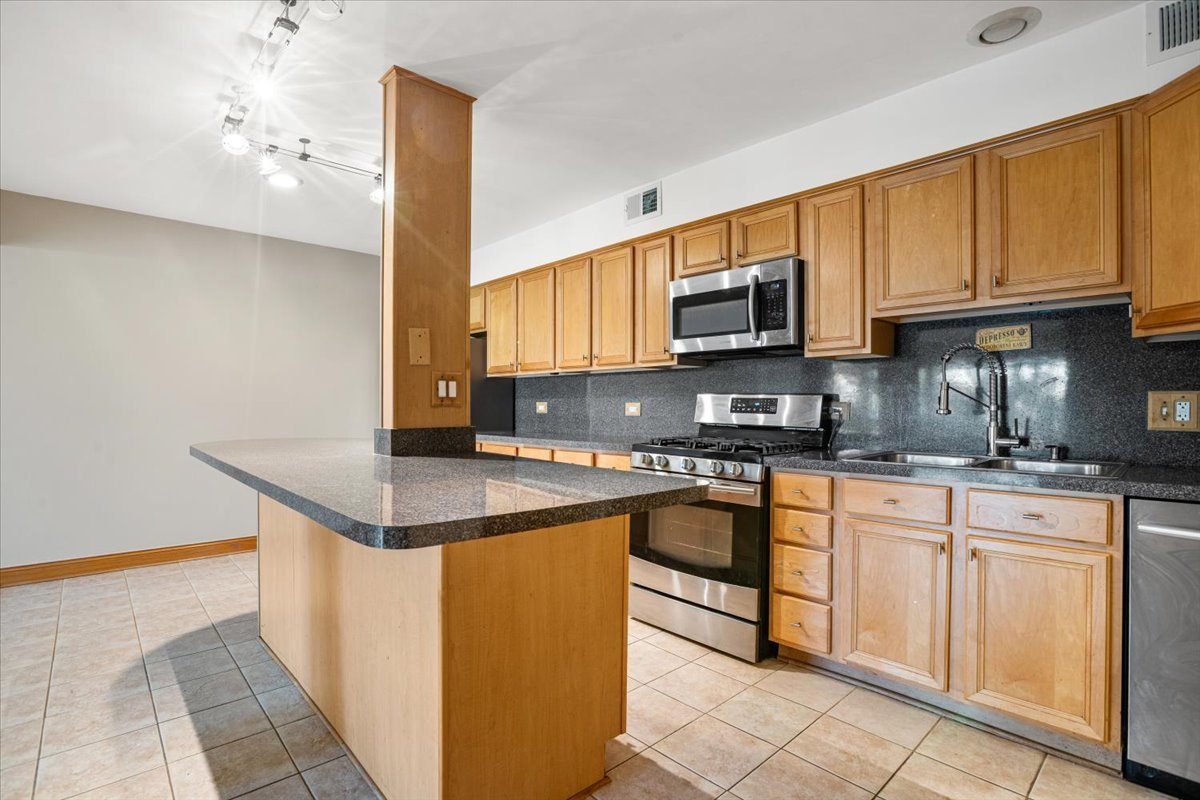 5200 CARRIAGEWAY Drive #218, Rolling Meadows, IL 60008