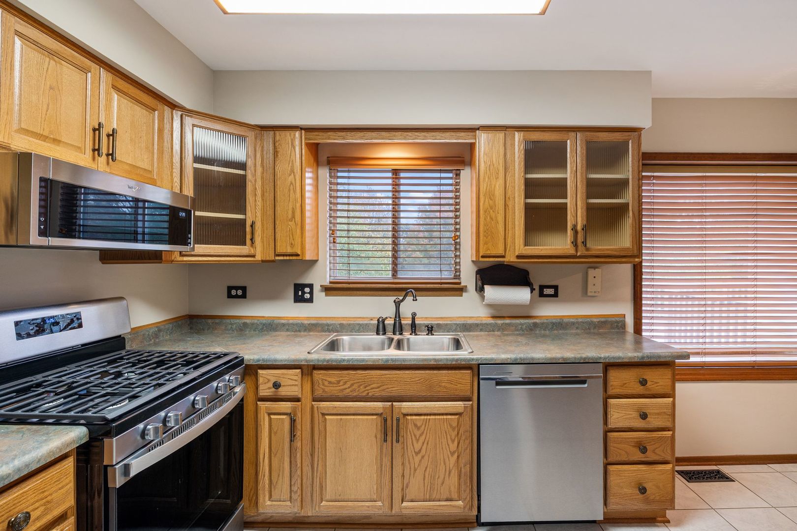 1152 Evergreen Drive, Carol Stream, IL 60188