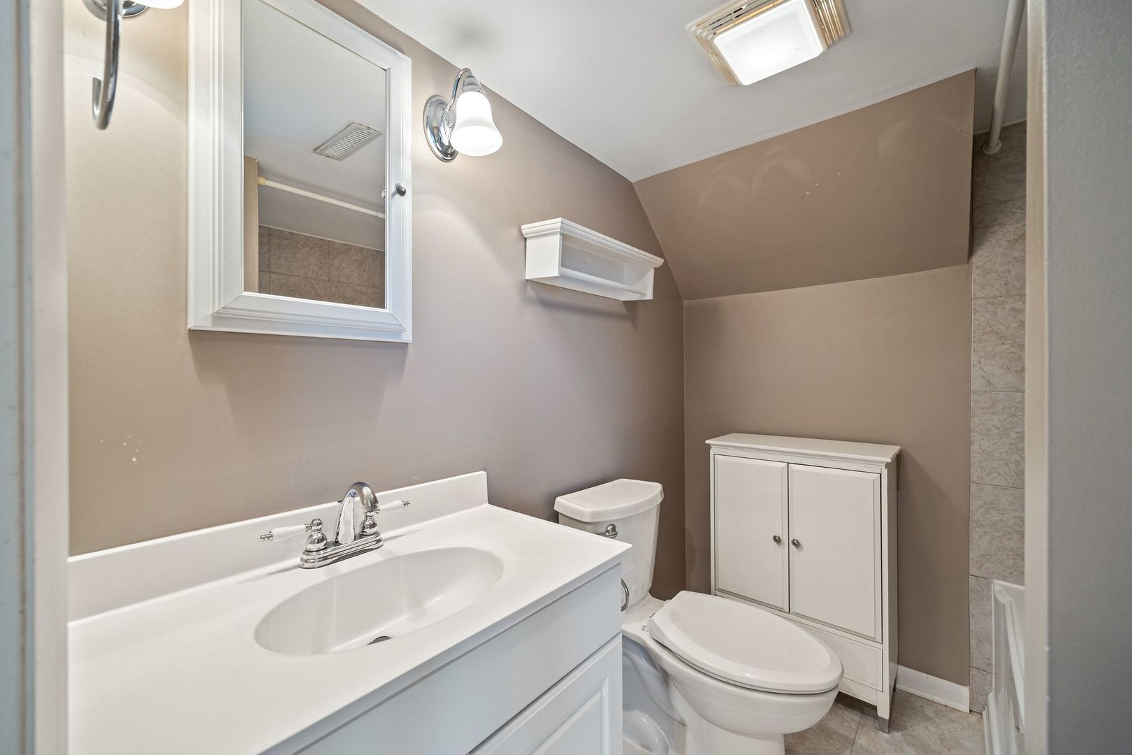 1152 Evergreen Drive, Carol Stream, IL 60188