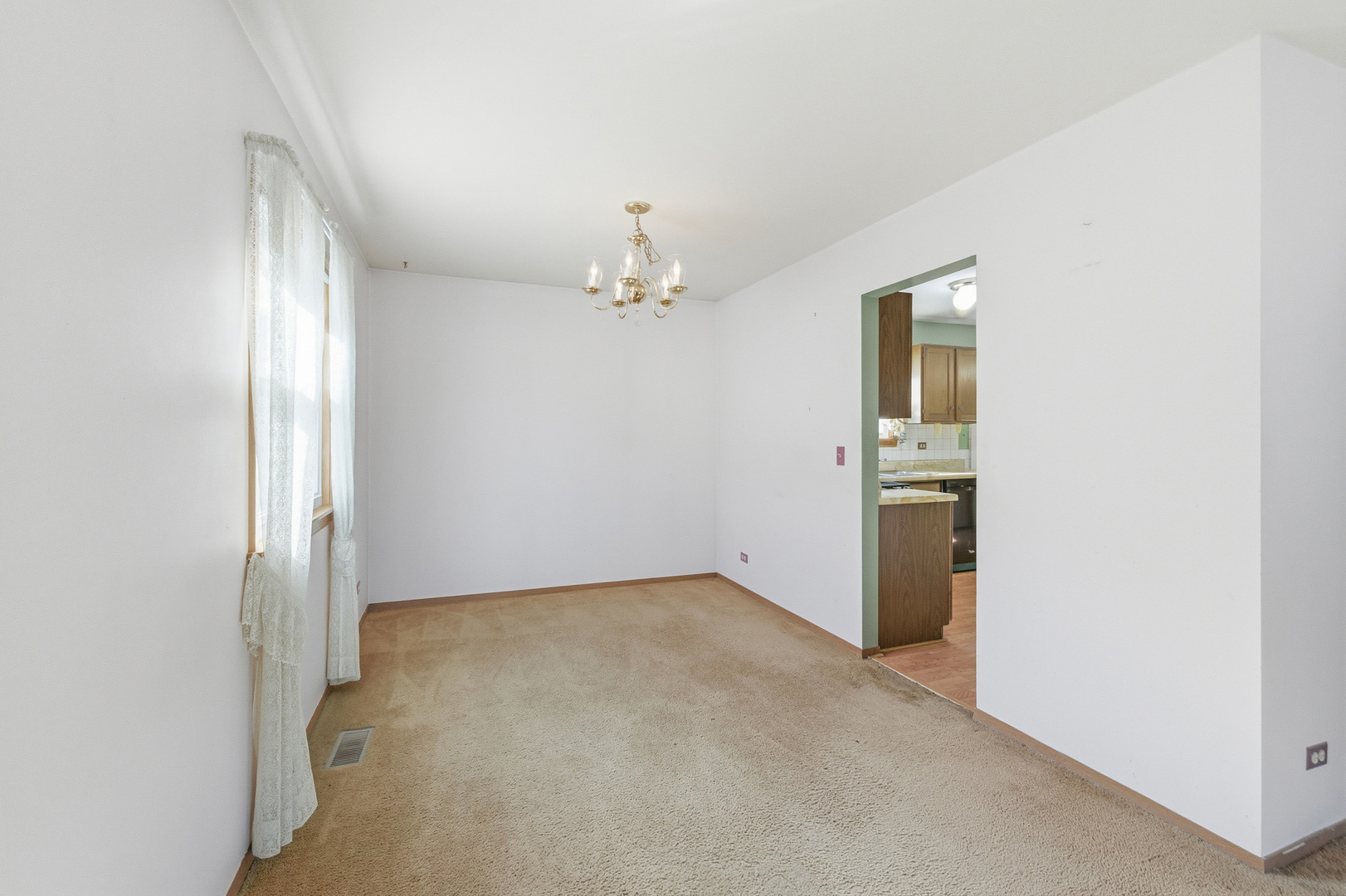 5 Canterbury Court, Streamwood, IL 60107