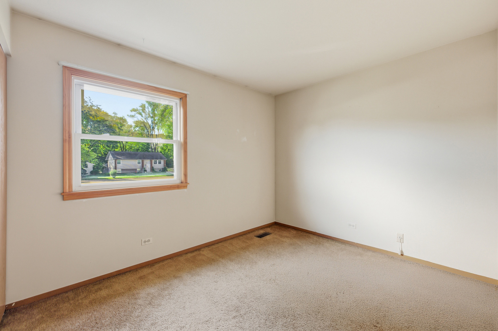 5 Canterbury Court, Streamwood, IL 60107