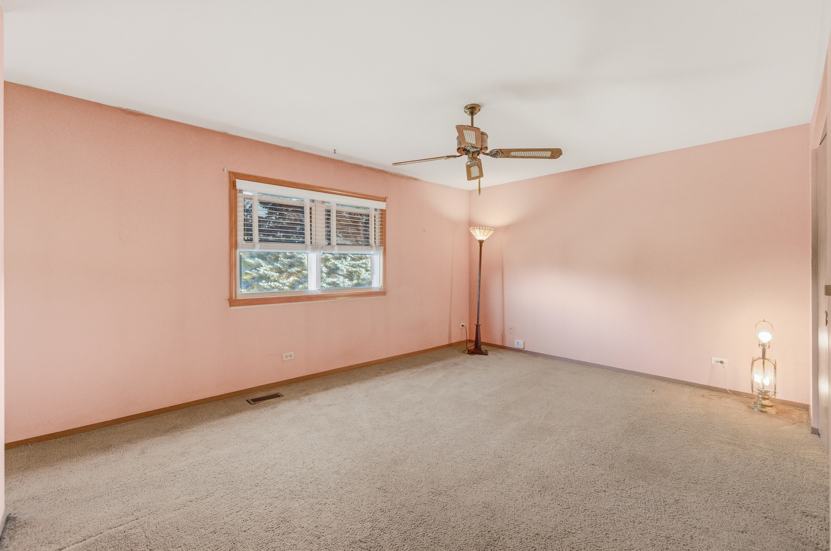 5 Canterbury Court, Streamwood, IL 60107