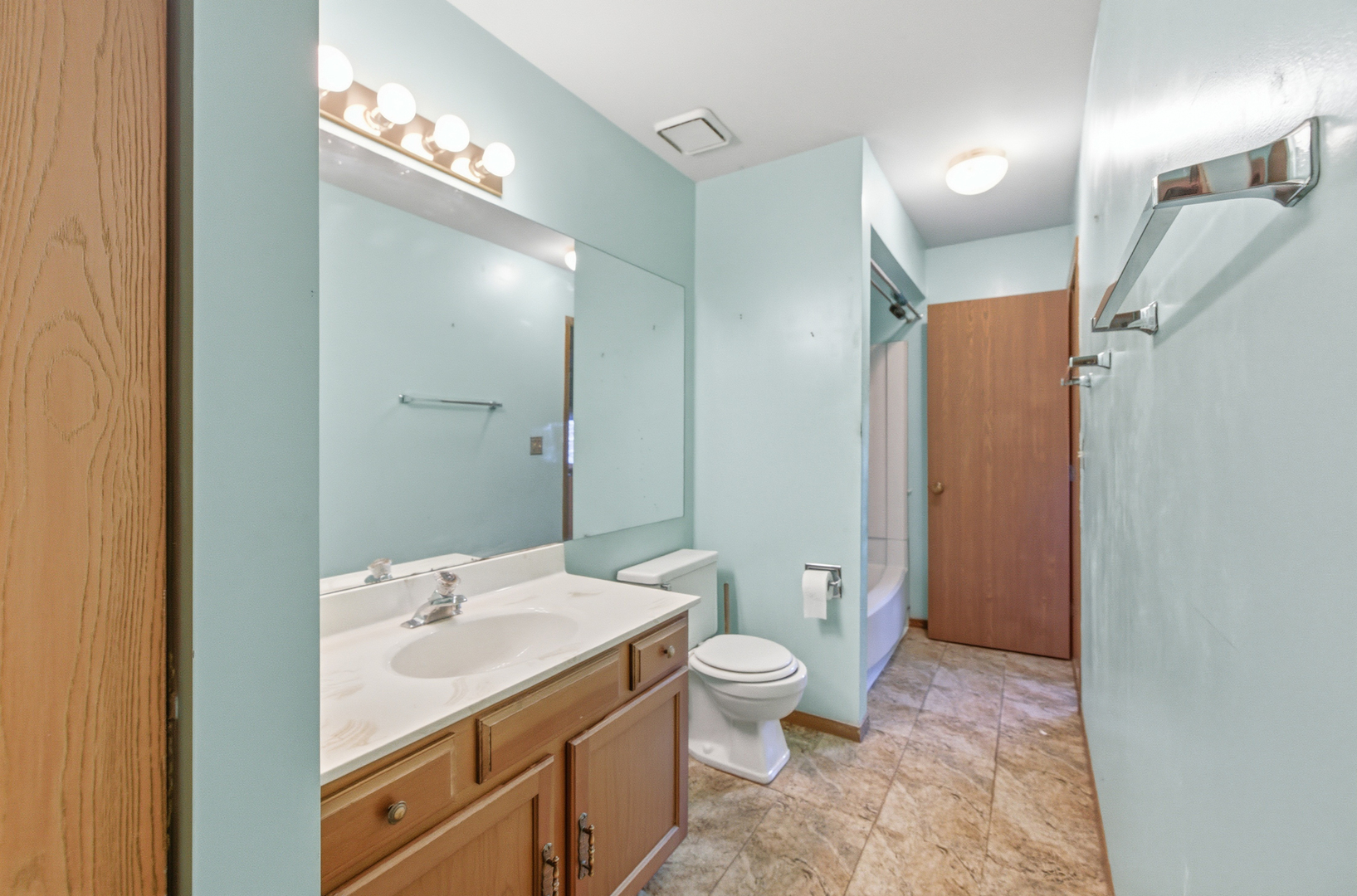 5 Canterbury Court, Streamwood, IL 60107