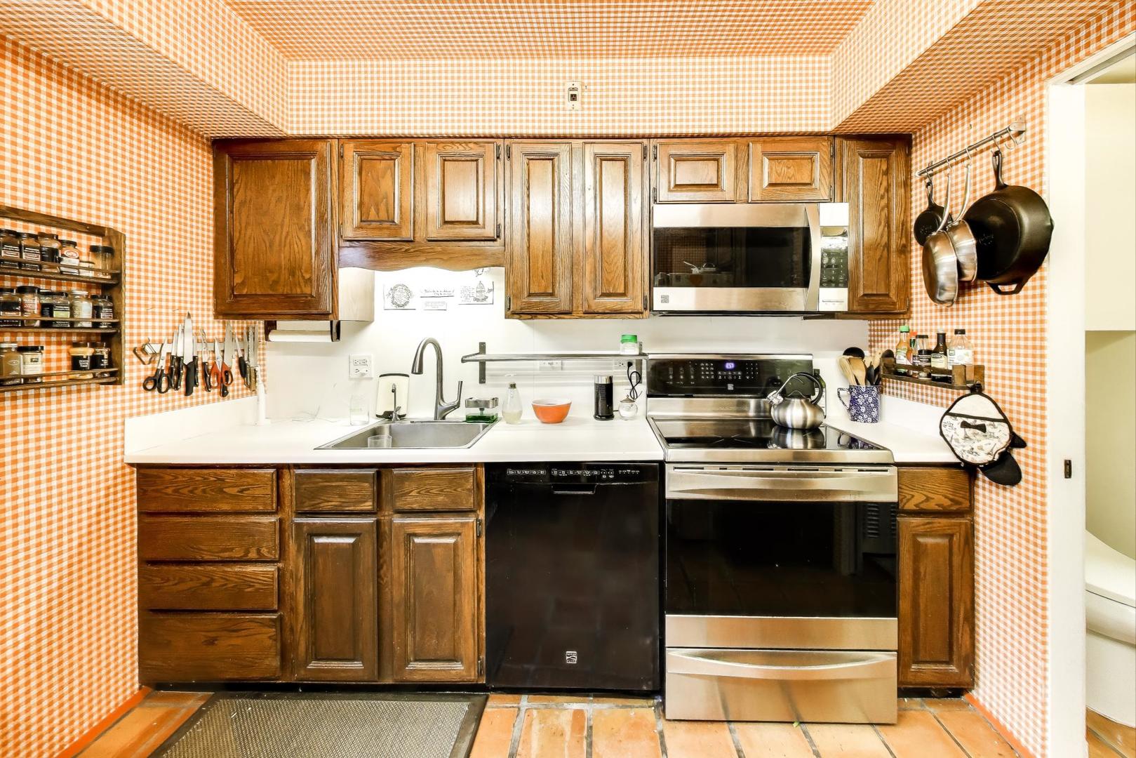 1406 Chanticleer Lane #1406, Hinsdale, IL 60521