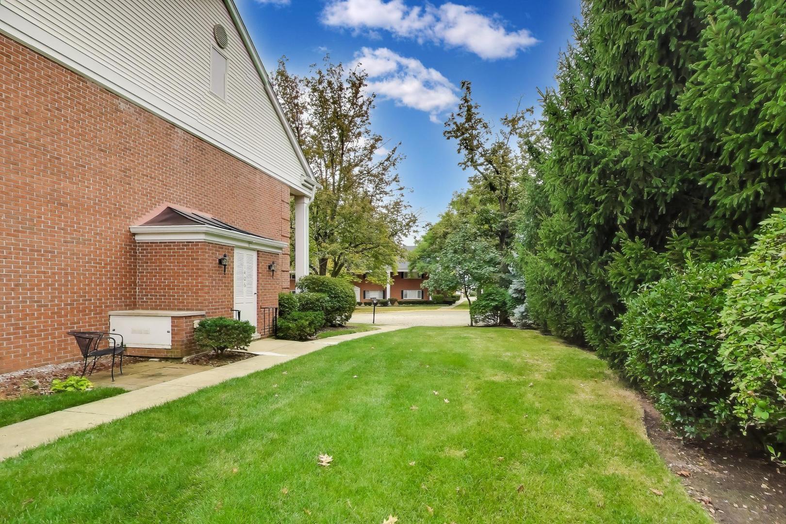 1406 Chanticleer Lane #1406, Hinsdale, IL 60521