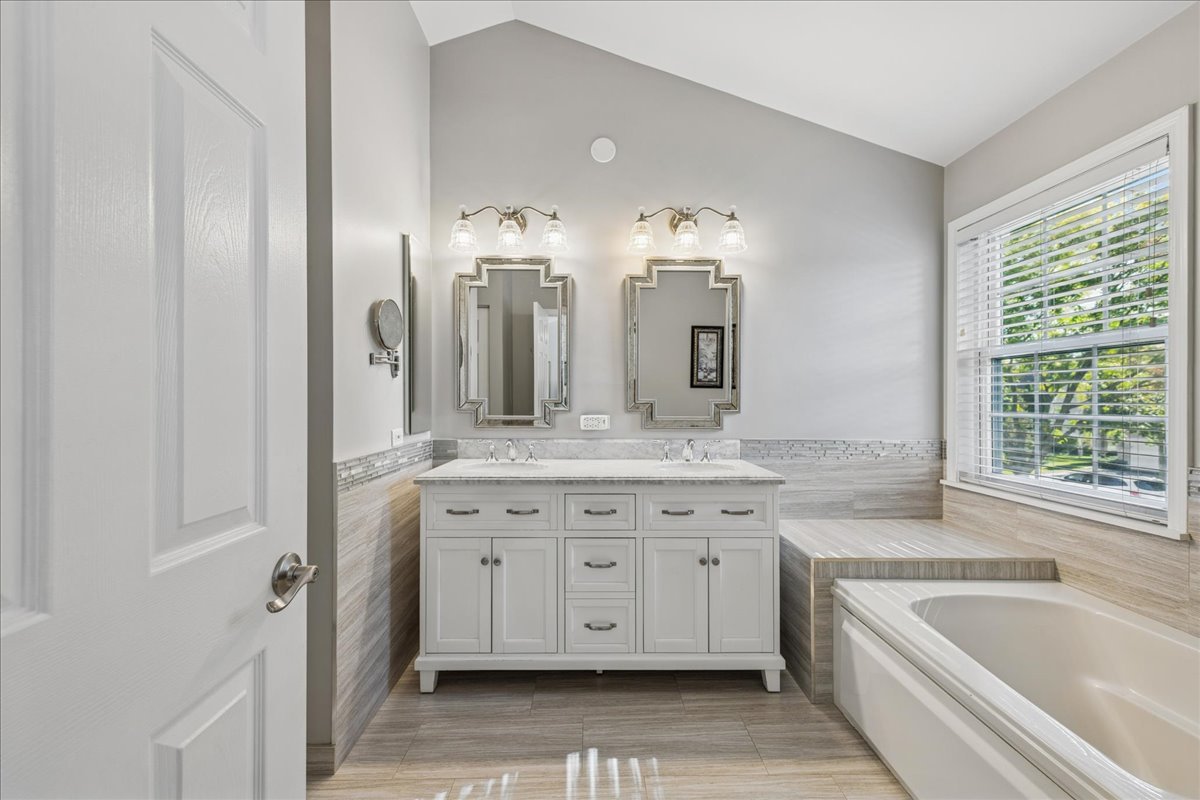 1529 Longmeadow Lane, Bartlett, IL 60103