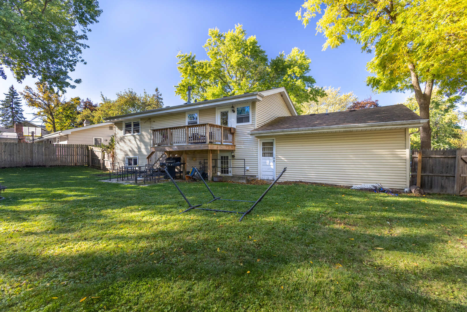 67 Rose Tree Lane, Lindenhurst, IL 60046