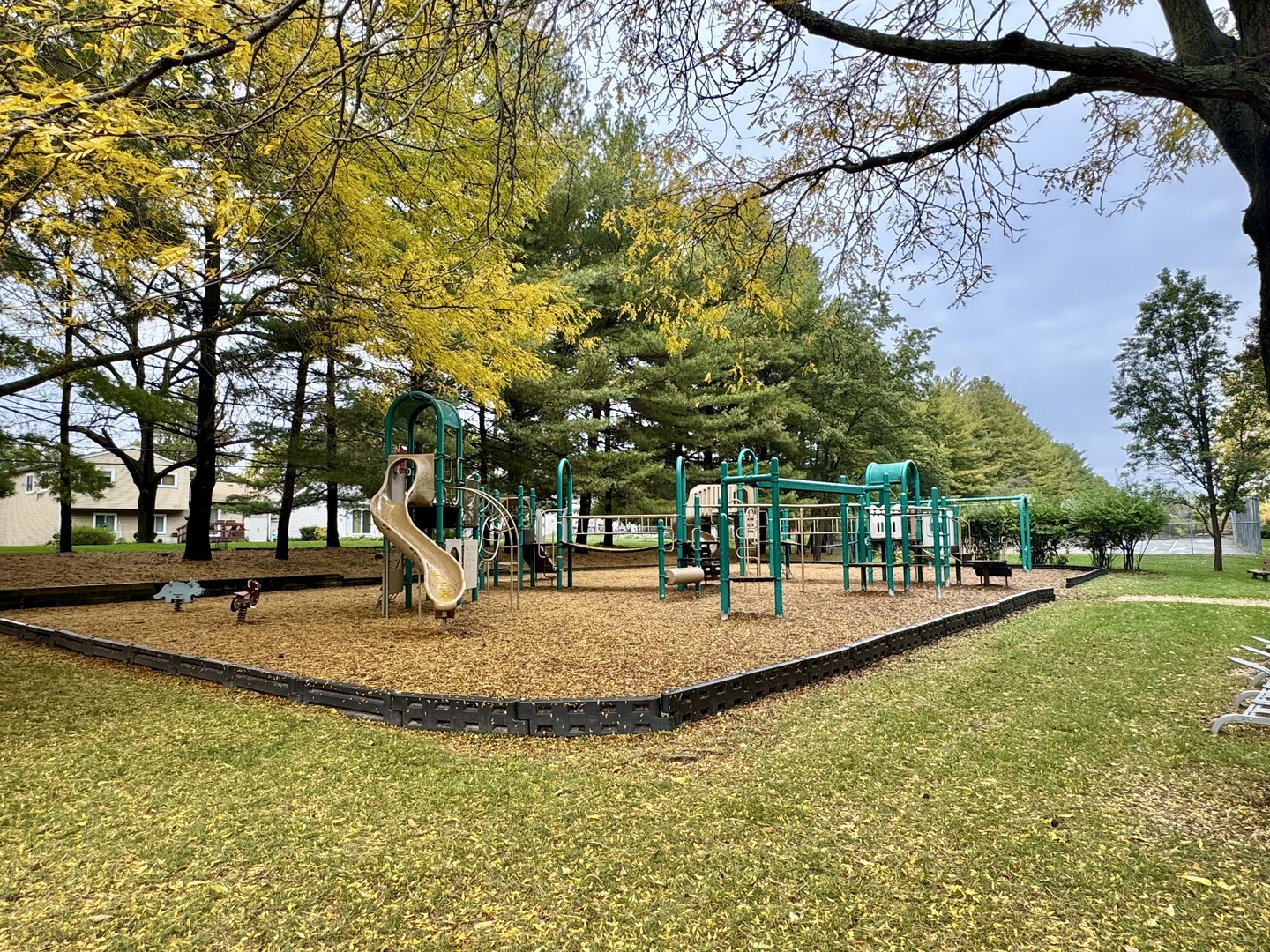 18 Greenview Road, Oakwood Hills, IL 60013