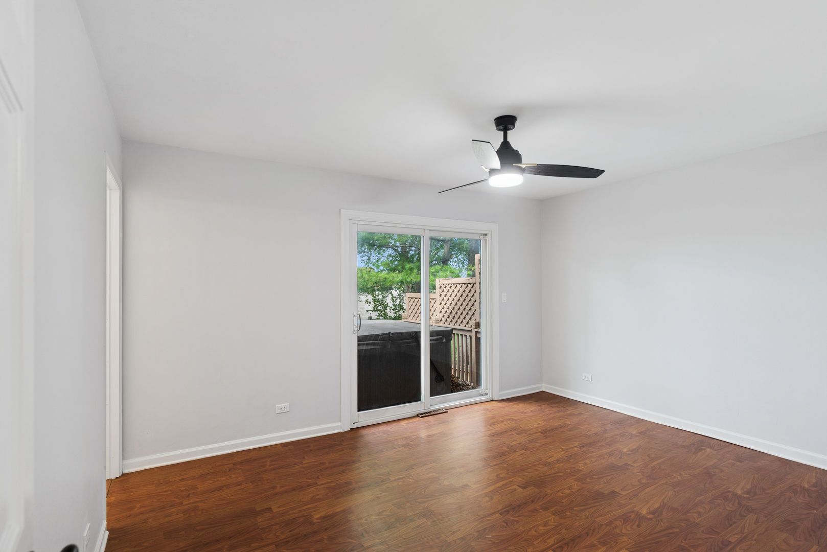 18 Greenview Road, Oakwood Hills, IL 60013