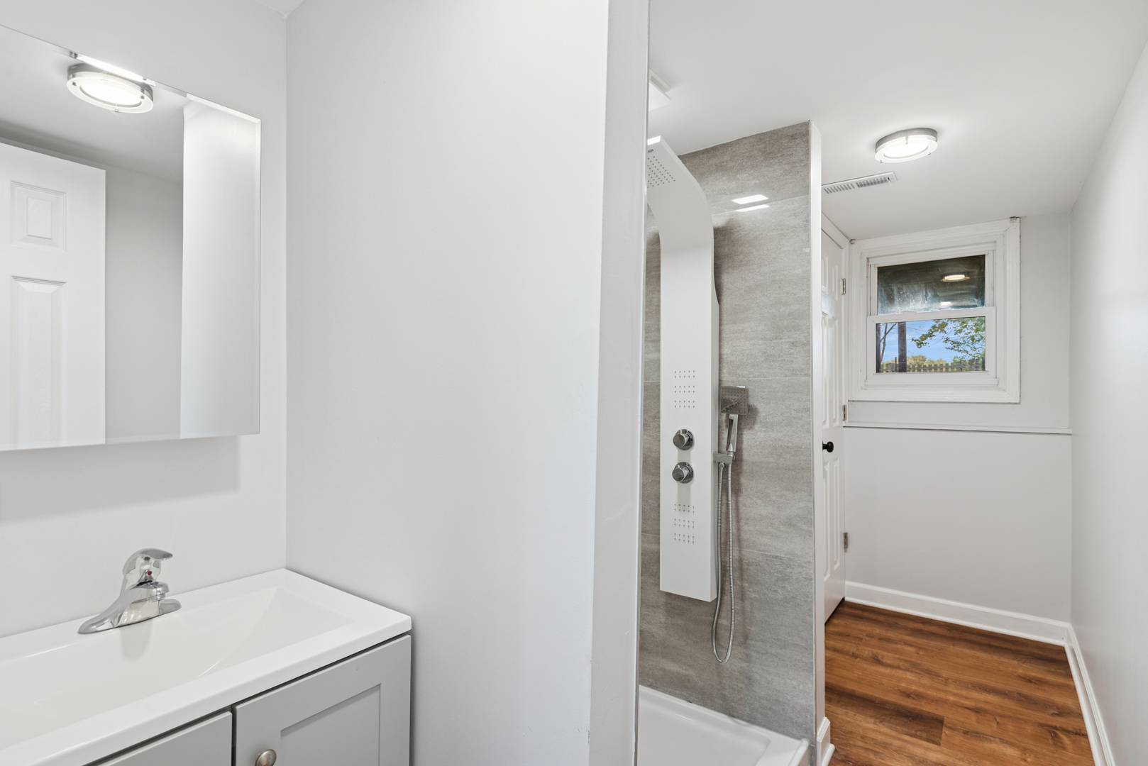 18 Greenview Road, Oakwood Hills, IL 60013